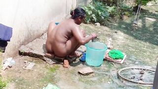 Desi guy filmed nude bhabhi bathing outdoor