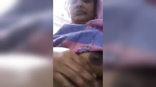 Horny desi aunty rubs her pussy in video call