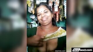 Shopkeeper bhabhi showing boobs in whatsapp video call