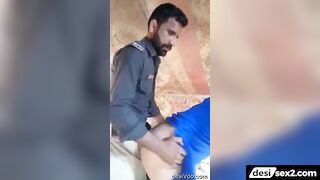 Pakistani police guy ne hijde ki gaand mari