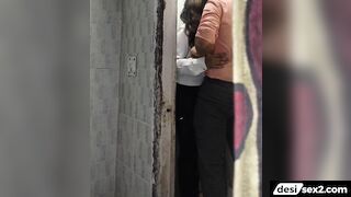 Desi office girl sucks colleague