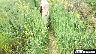 Sarso ke khet me le ja ke dehati bhabhi ki chudai