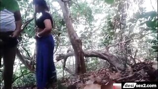 Desi farmer lady outdoor sex with padosi