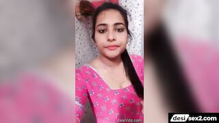 Horny bhabhi ne chut me ungli kar ke chikna pani chhoda