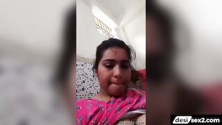 Horny bhabhi ne chut me ungli kar ke chikna pani chhoda