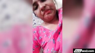 Horny bhabhi ne chut me ungli kar ke chikna pani chhoda