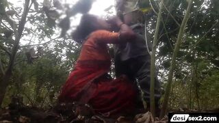 Aanganwadi lady fucked in the jungle