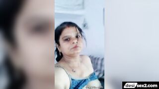 Horny desi mom nude dance in video call