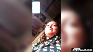 Bengali bhabhi ne chuchiya dabai whatsapp ke video call me