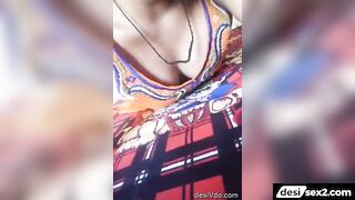 Sexy desi girl ne cleavage aur chuchi dikhai