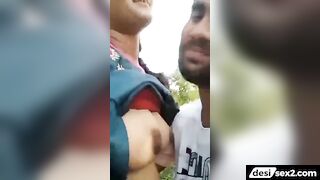 Maal ladki ko bike par bitha ke boobs chuse