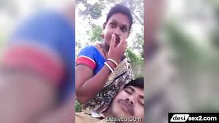 Cheating bhabhi romantic kisses in park