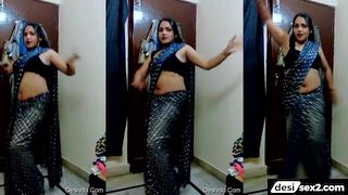 Curvy figure desi aunty hot dance in saree and bra