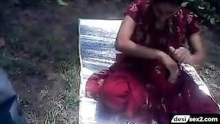 Desi bhabhi and lover fucking in the municipality park